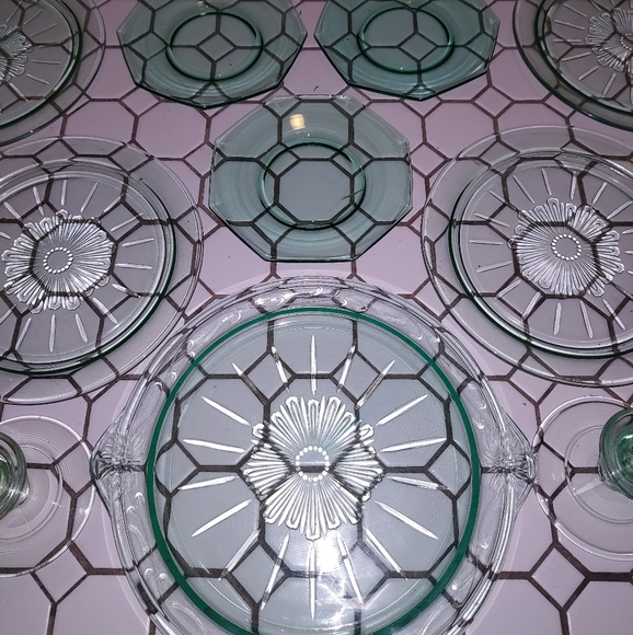 Uranium glass pieces - Picture 6 of 9